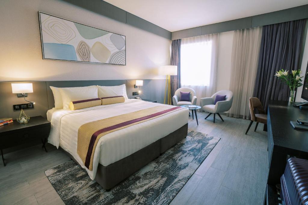 One-Bedroom Suite with Kitchenette - Image 8