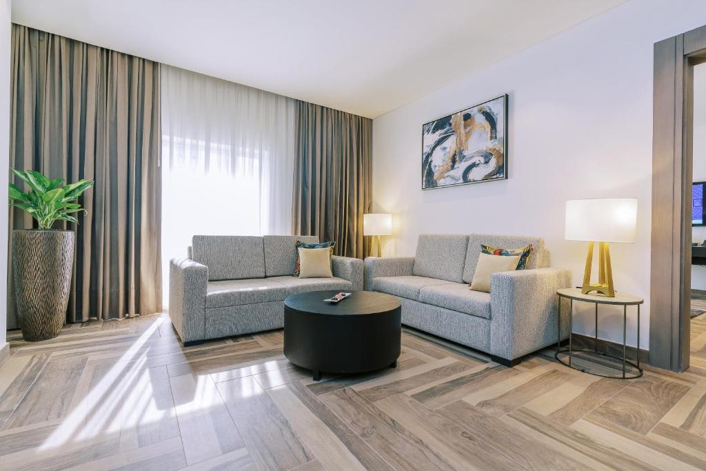 One-Bedroom Suite with Kitchenette - Image 9