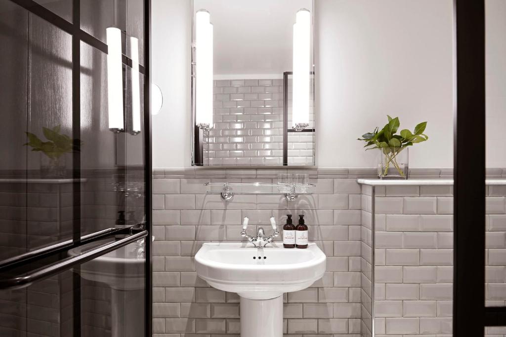 Queen Room - Image 9