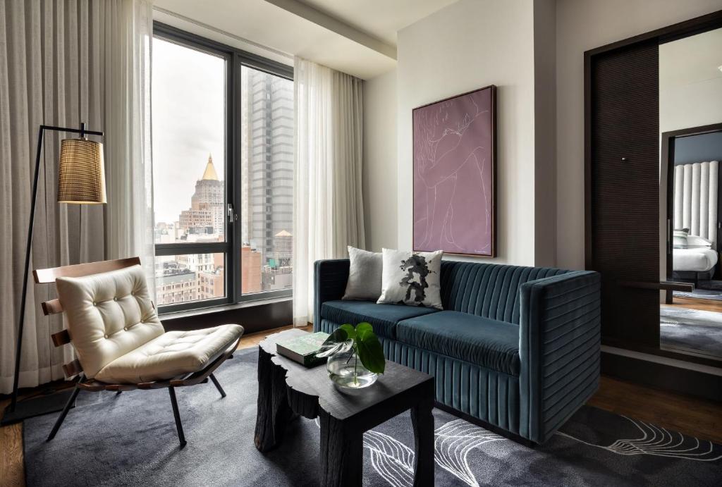 One-Bedroom King Suite with Rain Shower - Image 4