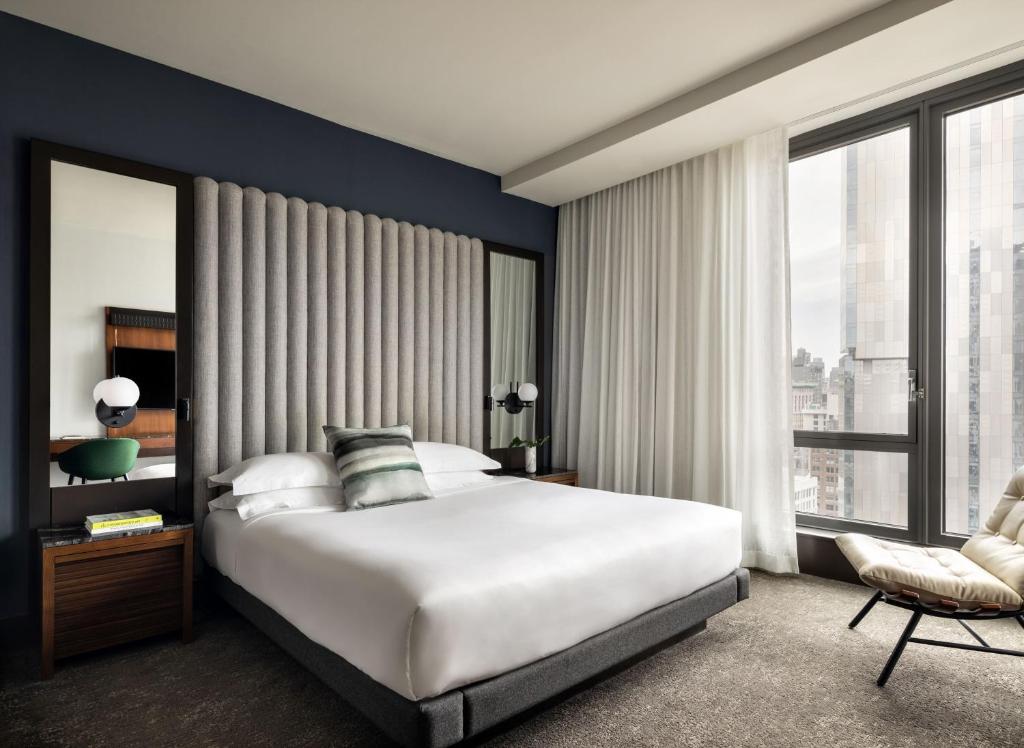 Premium King Room with City View - Image 2