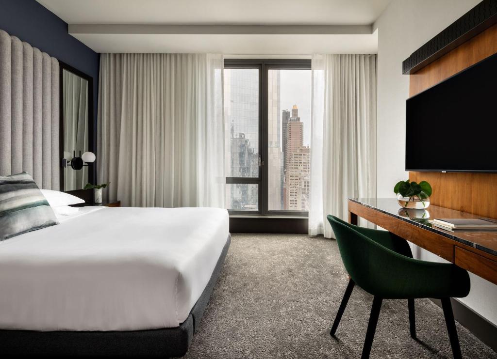 Premium King Room with City View - Image 3
