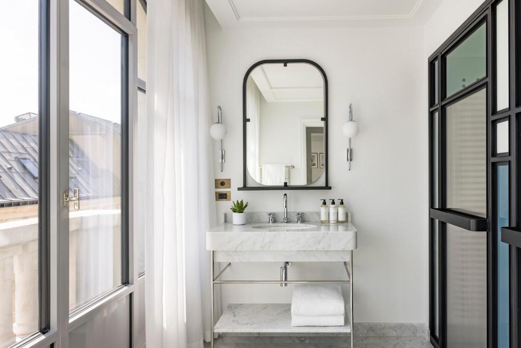 Premium King Room with Eiffel Tower View - Image 4