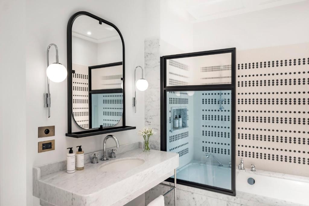 Premium Room with Two Single Beds - Image 2