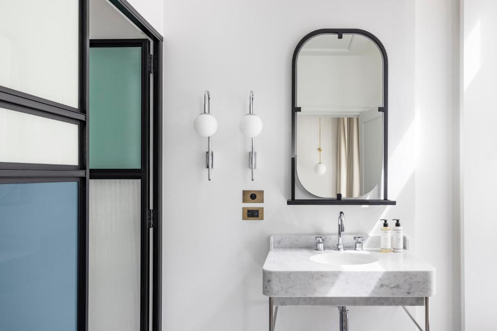 Single Queen Room with City View - Image 1