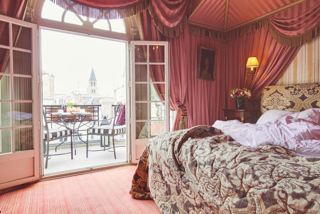 Deluxe Double Room with Balcony - Image 10