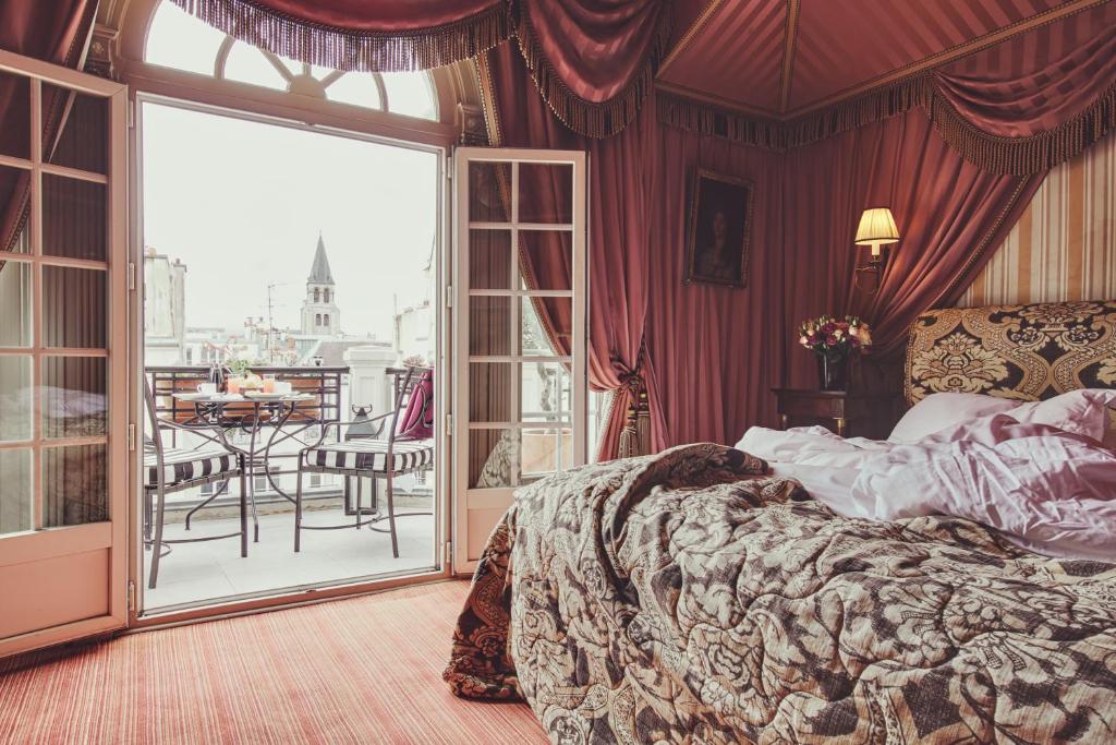 Deluxe Double Room with Balcony - Image 3