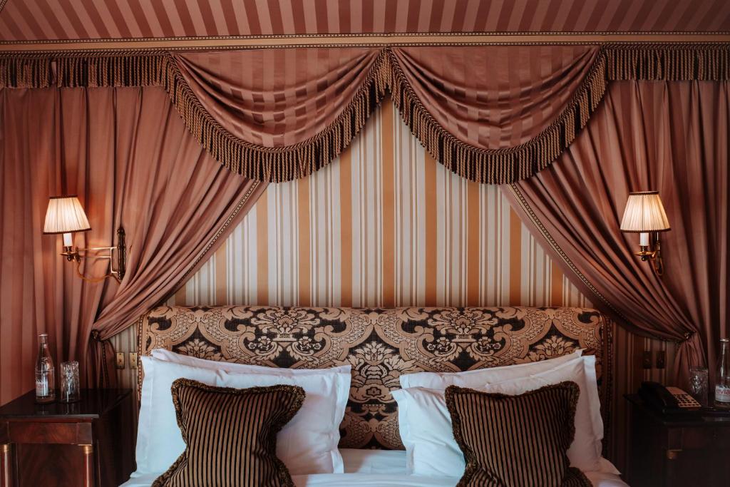 Deluxe Double Room with Balcony - Image 4