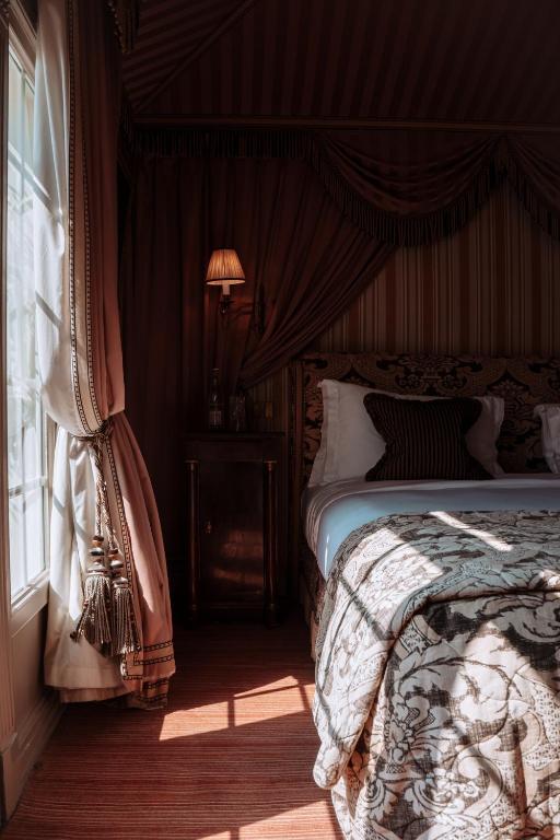Deluxe Double Room with Balcony - Image 5