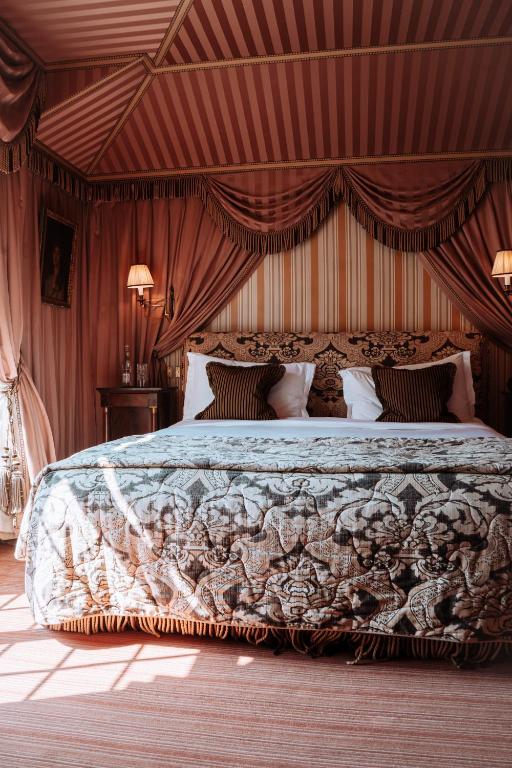 Deluxe Double Room with Balcony - Image 6