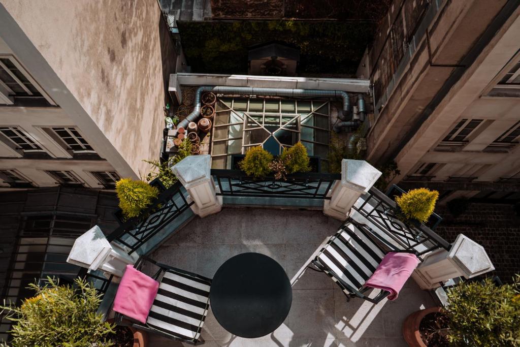 Deluxe Double Room with Balcony - Image 9