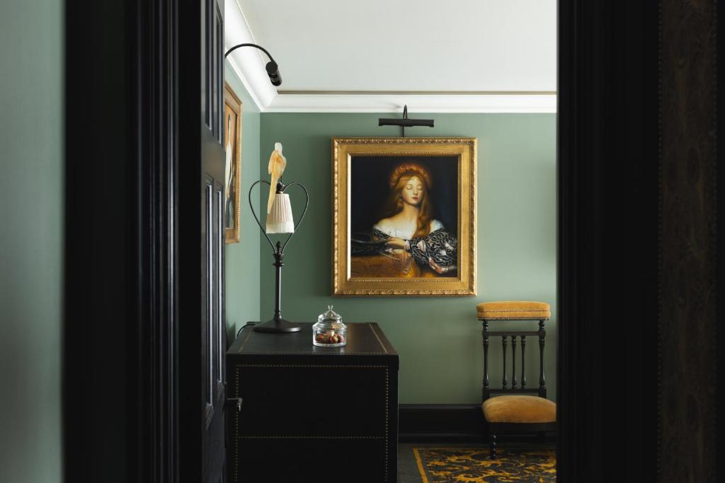 Deluxe King Room - Image 3