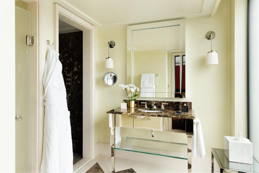 Deluxe King Room - Image 4