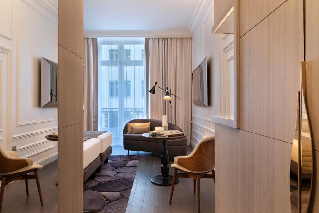 Deluxe Room - Image 4