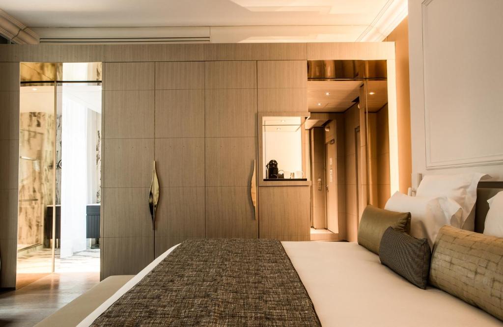 Deluxe Room - Image 7