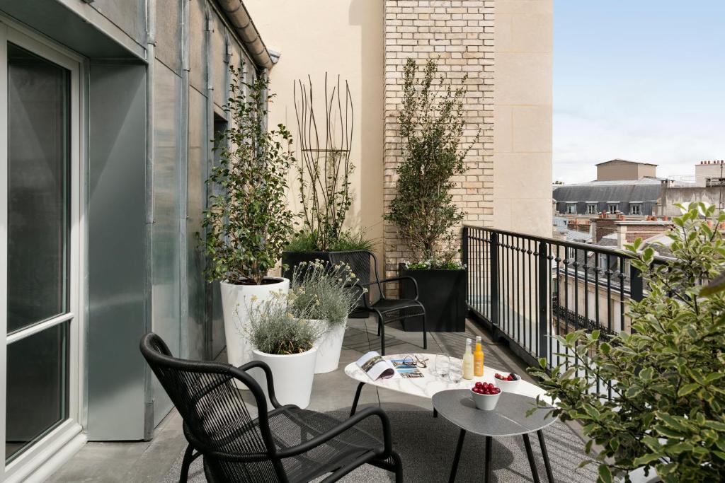 Roofs of Paris Duplex - Image 1