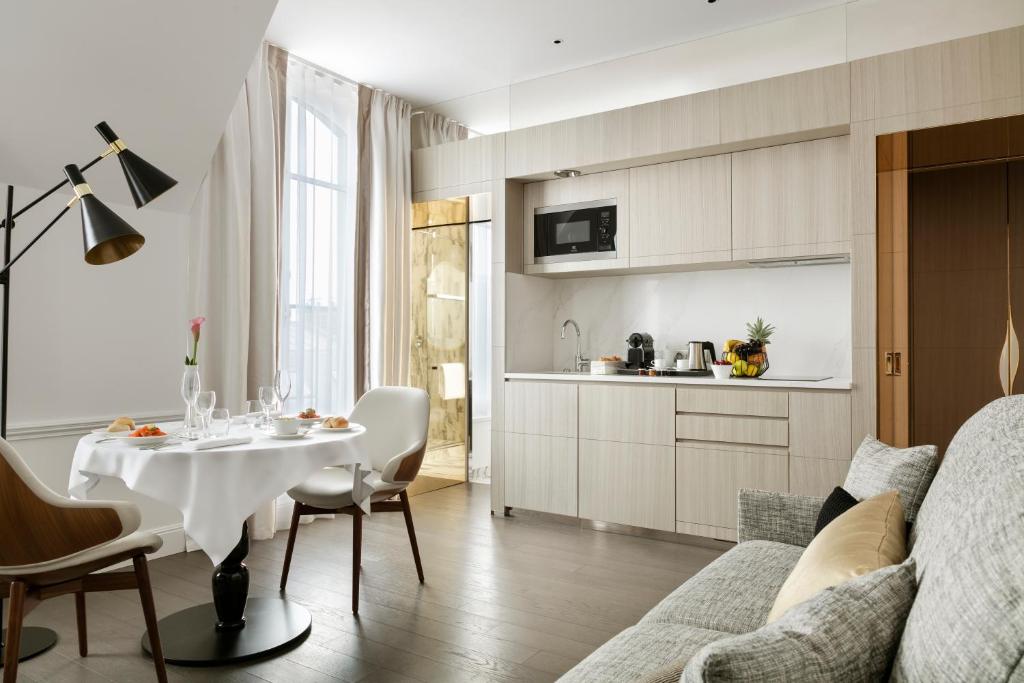 Roofs of Paris Duplex - Image 3