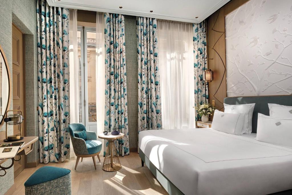 Deluxe Double Room with Balcony - Image 3