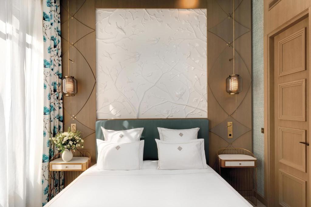 Deluxe Double Room with Balcony - Image 4