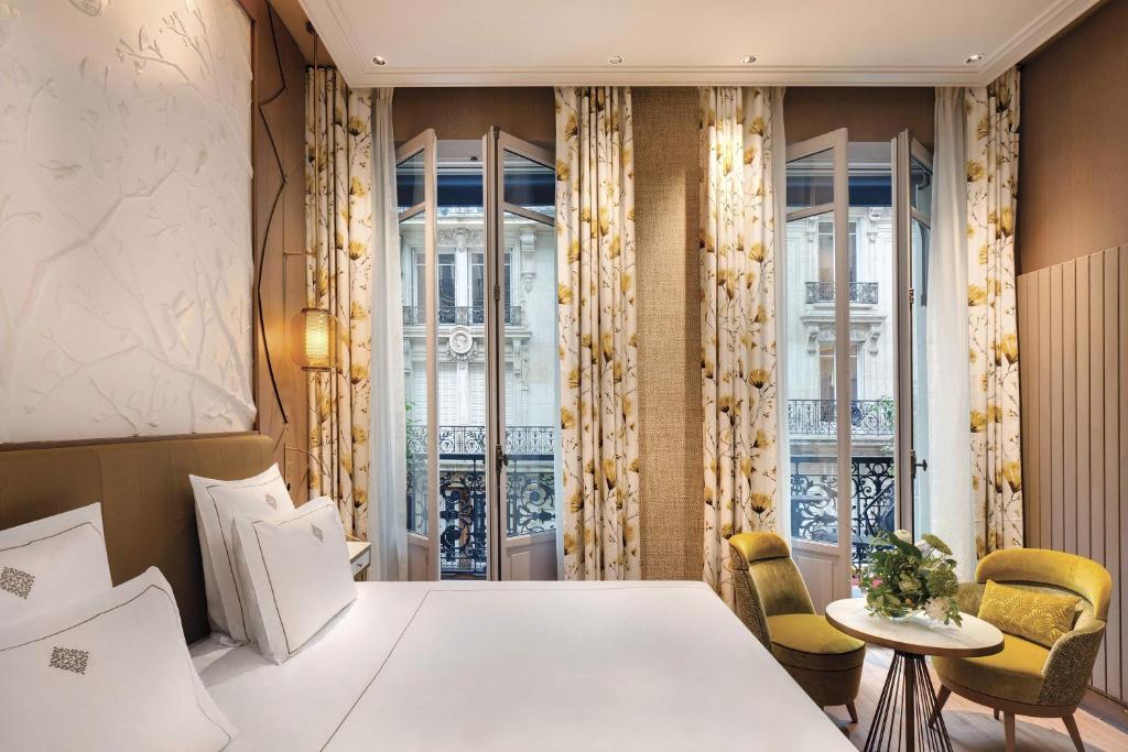 Deluxe Double Room with Balcony - Image 5