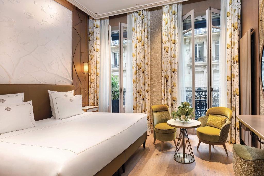 Deluxe Double Room with Balcony - Image 6