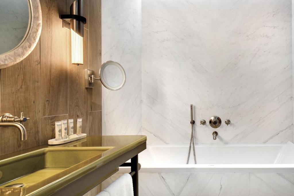 Deluxe Double Room - Image 4