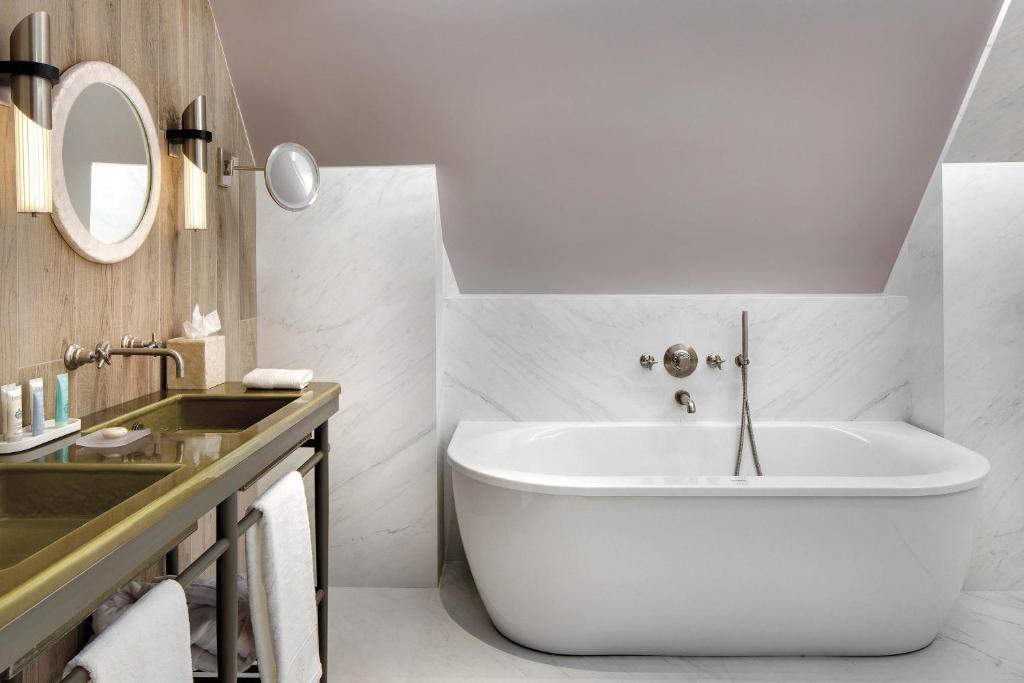 Deluxe Junior Suite - Image 1