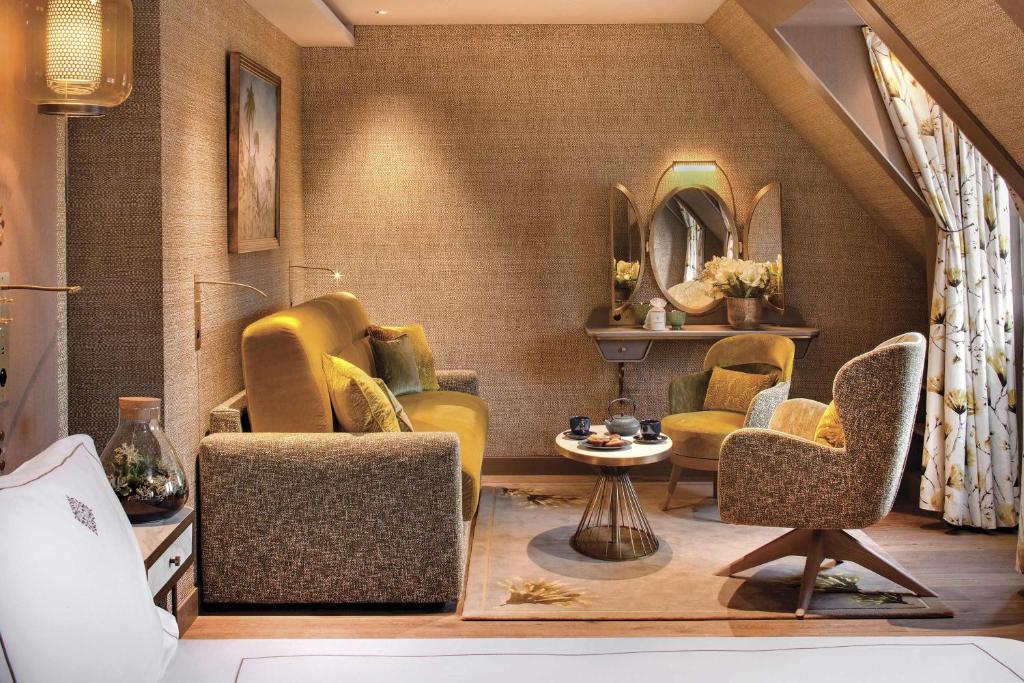 Deluxe Junior Suite - Image 9