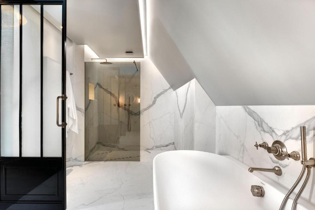 Suite with City View - Image 1