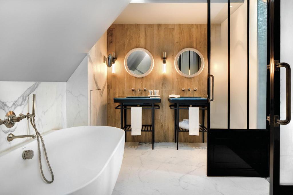 Suite with City View - Image 3