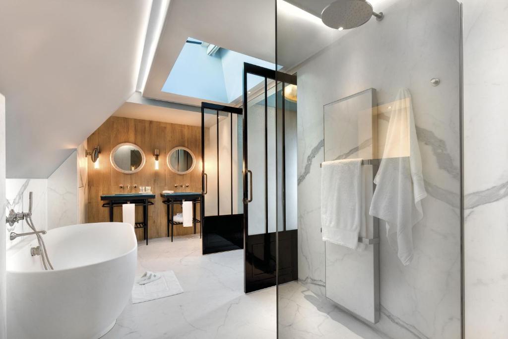 Suite with City View - Image 4