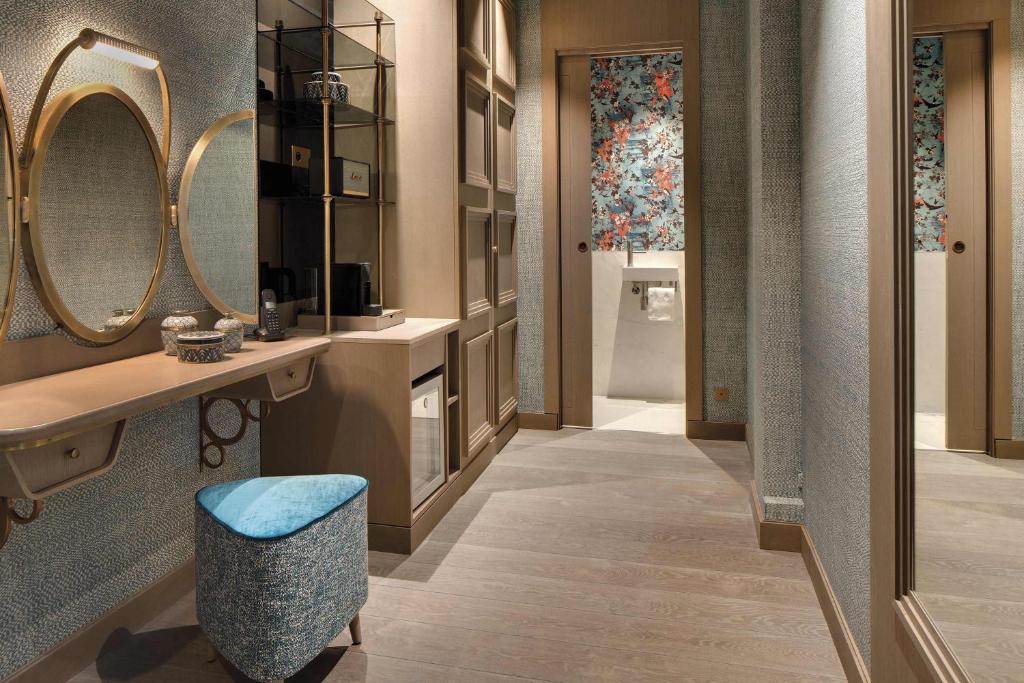 Suite with City View - Image 7