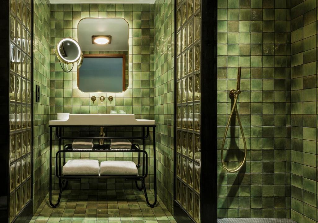 Deluxe Connecting Rooms - Image 4