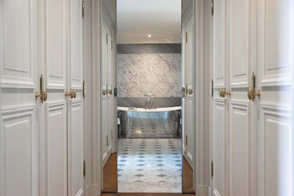 Eiffel Suite - Image 8