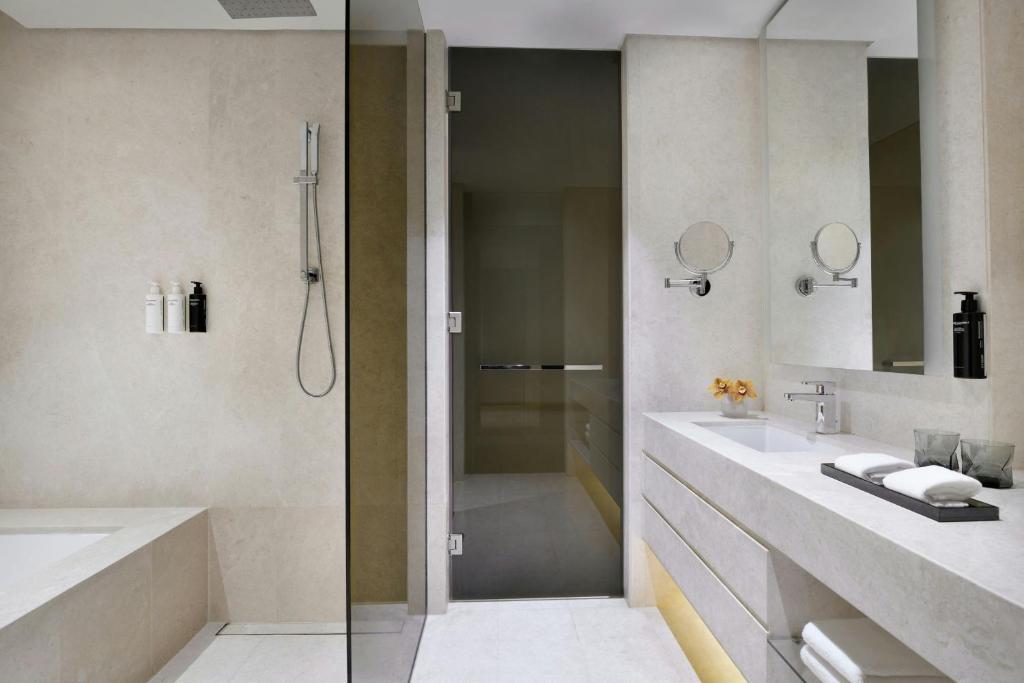 Deluxe Room, Guest room, 2 Double - Image 3