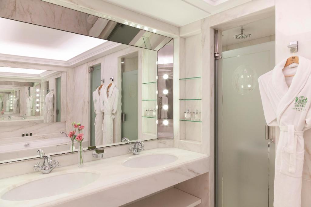 Deluxe Room with Balcony - Image 2