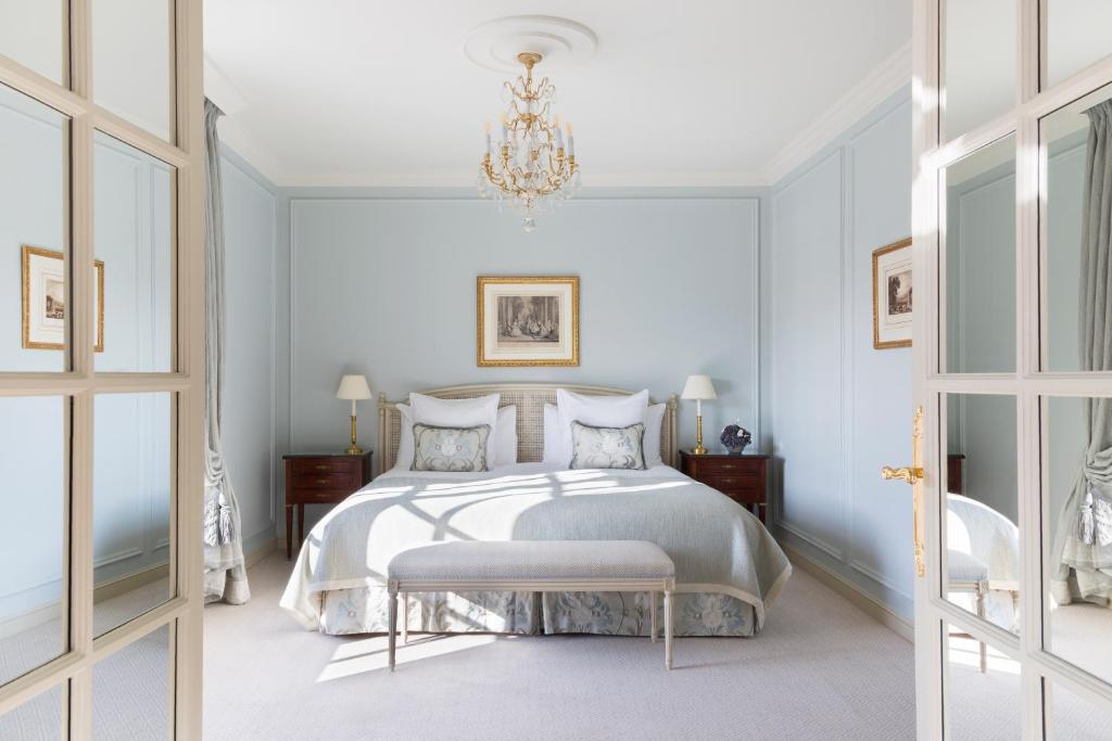 Deluxe Suite with Balcony - Image 1