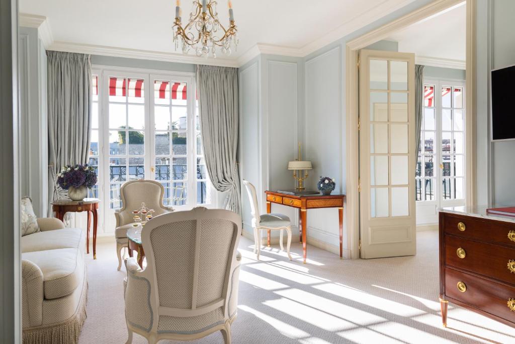 Deluxe Suite with Balcony - Image 2
