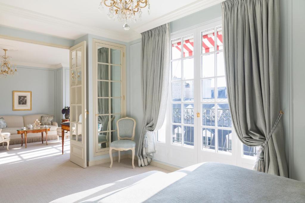 Deluxe Suite with Balcony - Image 3