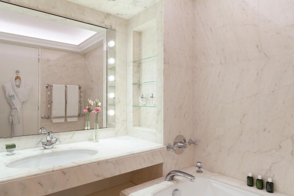 Deluxe Suite with garden view - Image 1