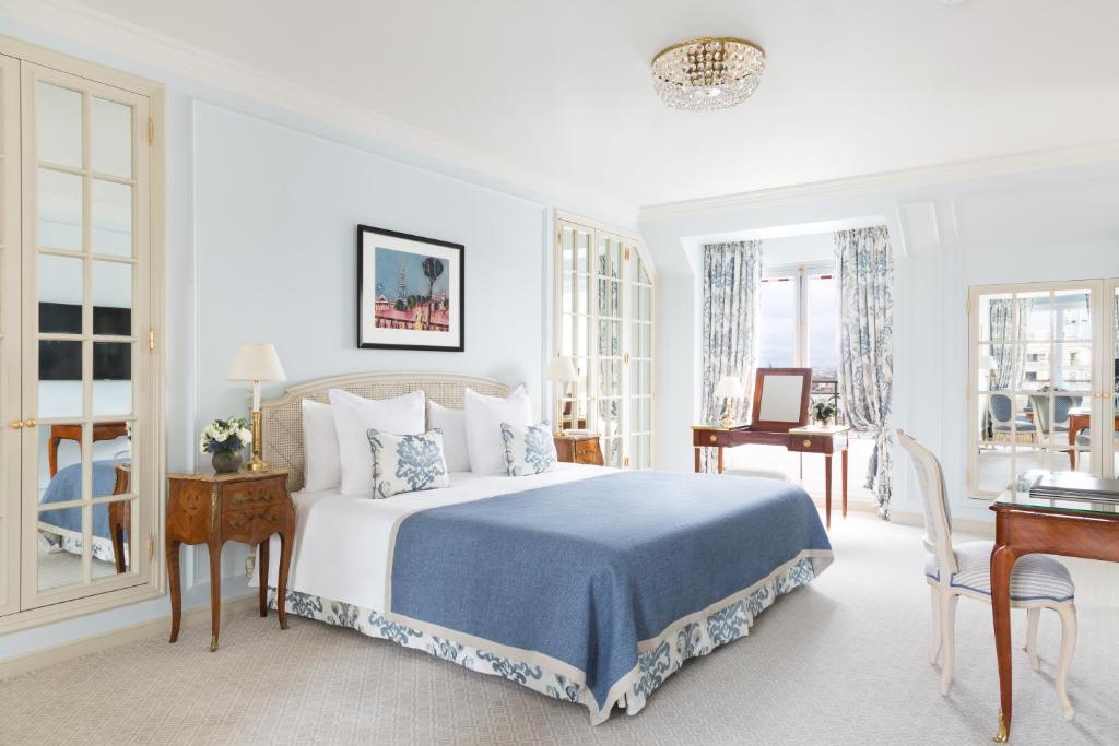 Junior Suite with Balcony - Image 1