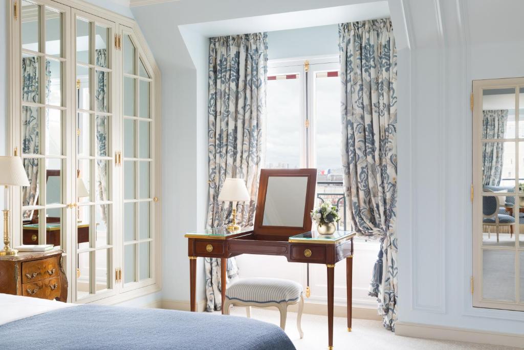 Junior Suite with Balcony - Image 3