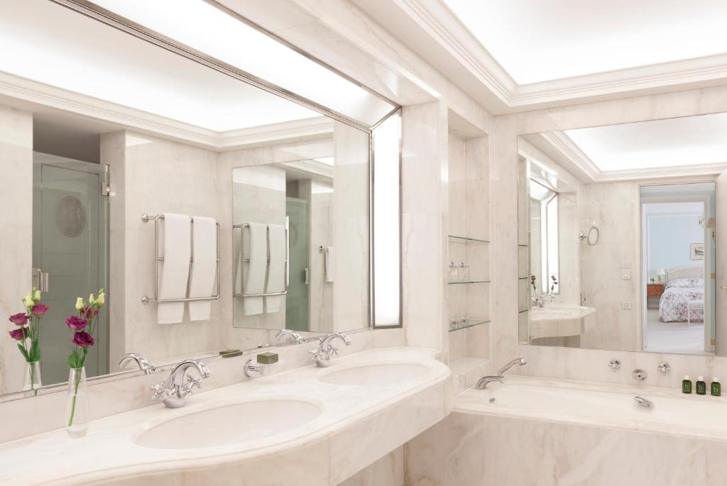 Junior Suite with Balcony - Image 4