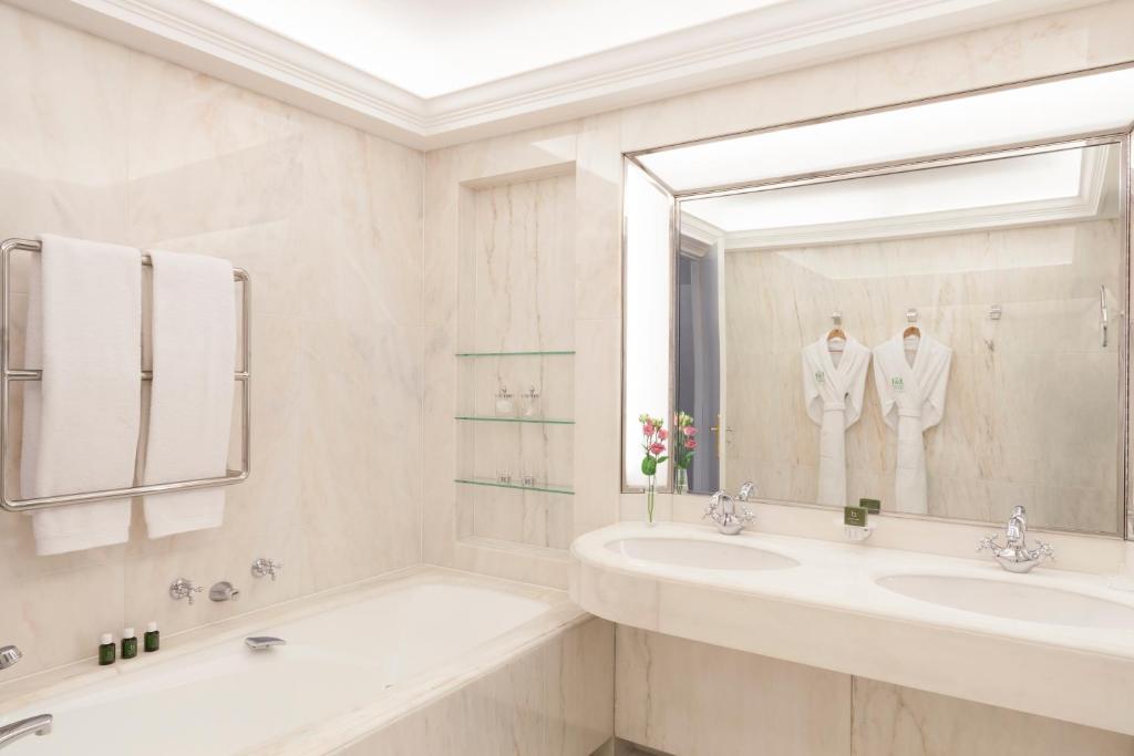 Junior Suite with Garden View - Image 3