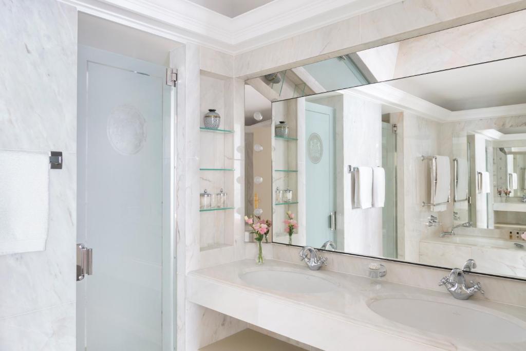 Terrace Deluxe Suite - Image 2