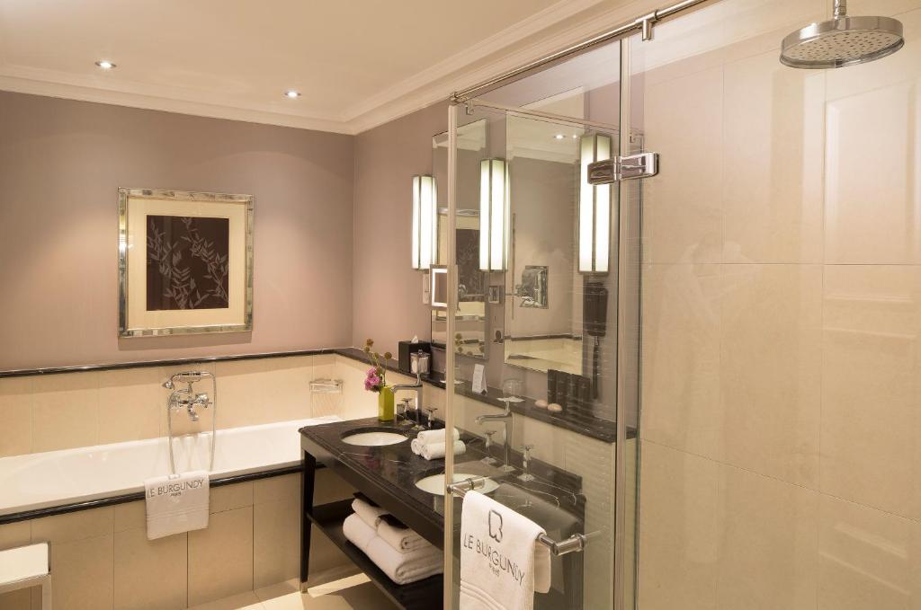 Deluxe Double Room with Balcony - Image 6