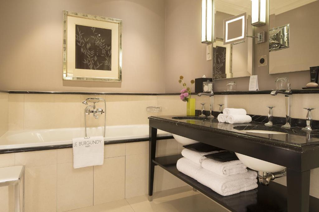 Deluxe Room - Image 7