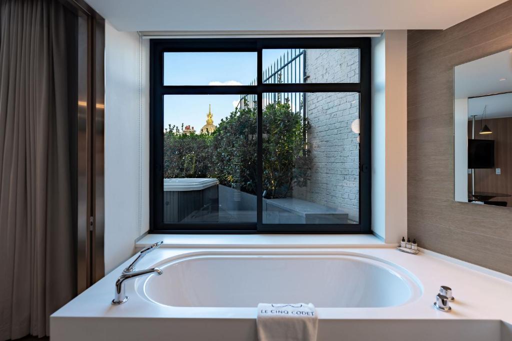 Suite with Hot Tub - "Codet" - Image 10