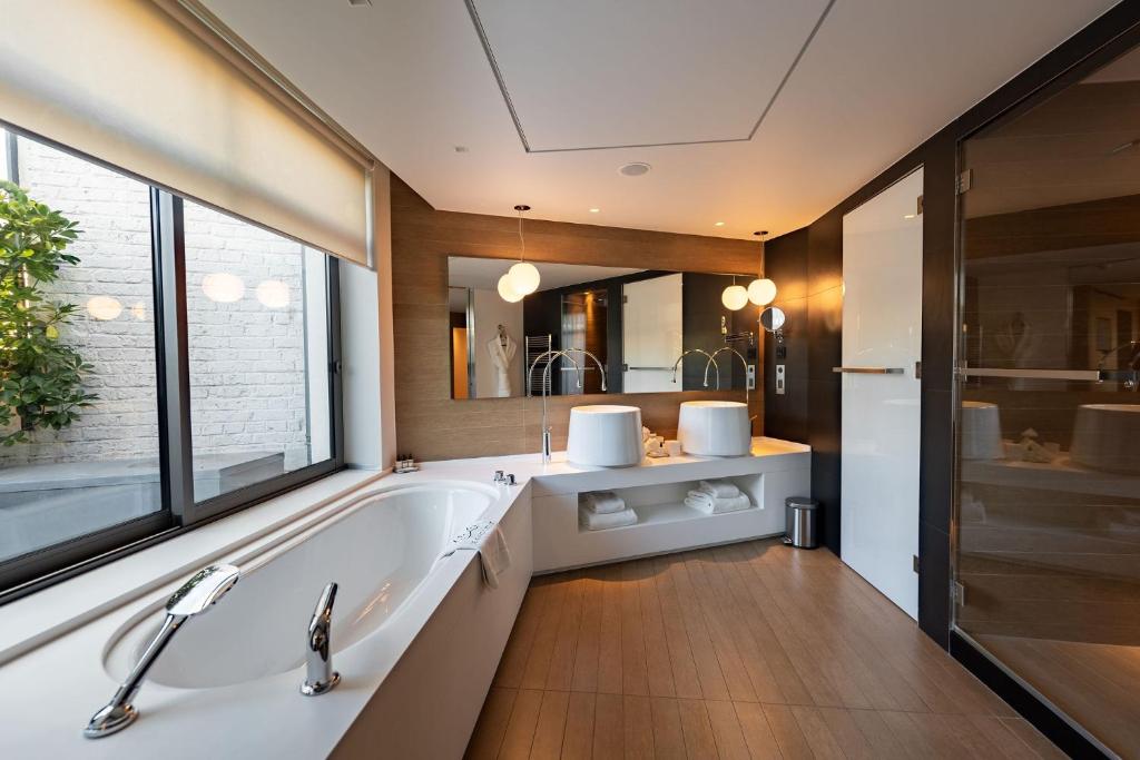 Suite with Hot Tub - "Codet" - Image 3