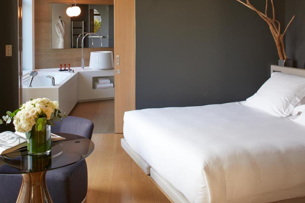 Suite with Hot Tub - "Codet" - Image 7